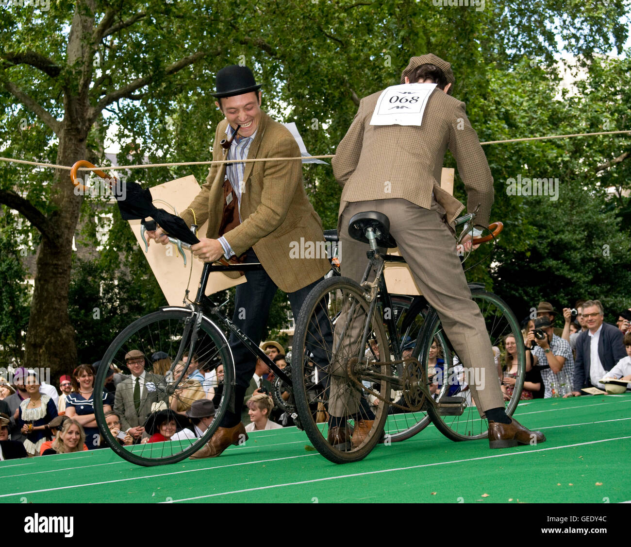 Chap-Olympiade 2010: exzentrische werfen zurück Ereignis mit themed Unterhaltung und Herausforderungen einschließlich Dach Ritterturniere, hurling t Stockfoto