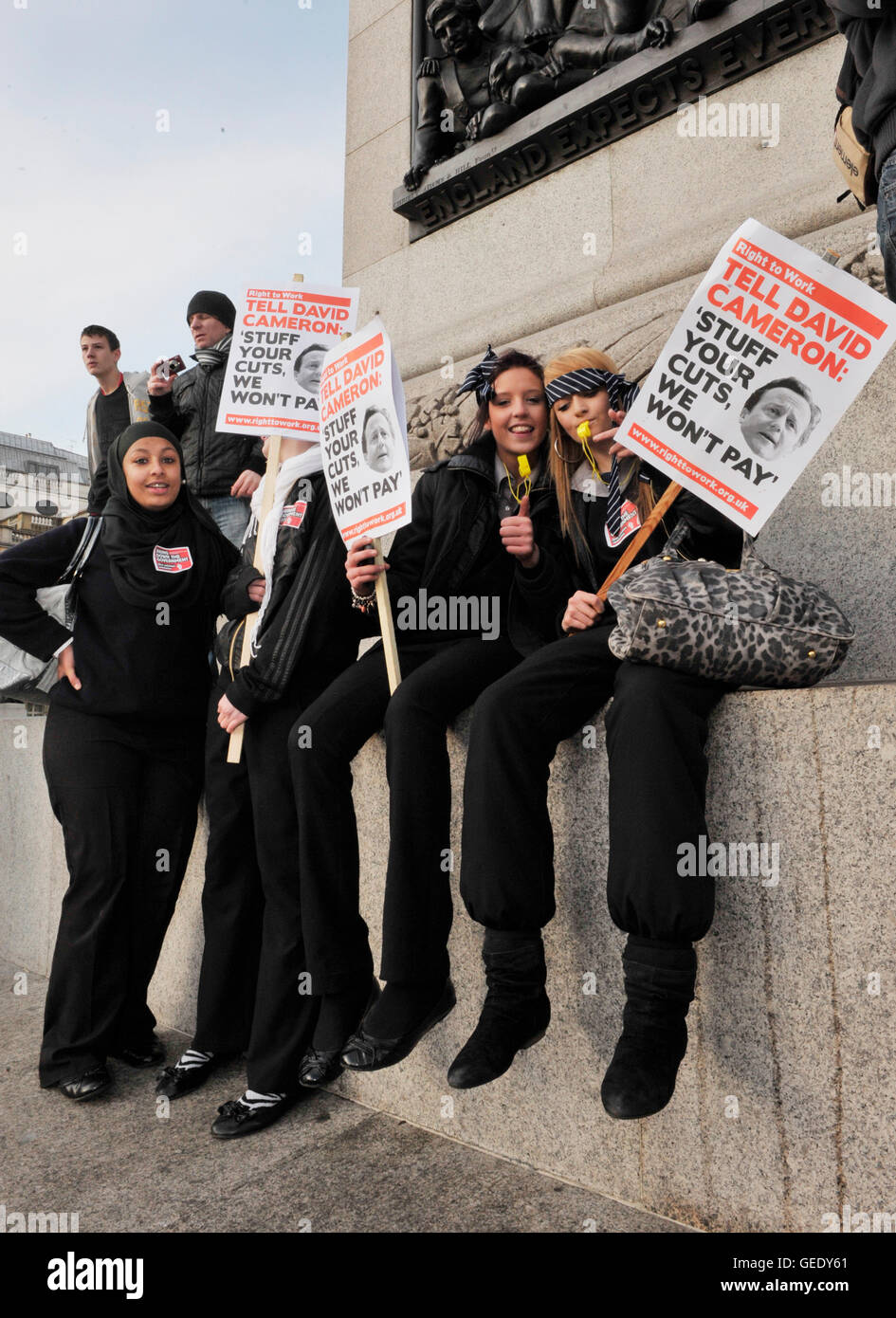 Studenten-Demos gegen Govt schneidet und Gebühren auffüllen. Trafalgar Square und Whitehall. Ein geparkten leer Polizeiwagen wurde der Fokus vieler von den Protestierenden Frustrationen mit kleinen Gruppen von vermummten Jugendlichen Schändung des Fahrzeugs: Klettern auf das Dach, Graffiti auf der Körperarbeit schreiben und die Zerschlagung seiner Fenster und Sirenen. Das Vorhandensein des van alarmierte jedoch Verdacht mit vielen Demonstranten, die behauptet, dass das Fahrzeug bewusst als Ziel gesetzt worden war, die dann im Nachhinein als Rechtfertigung für schwerere Rechtshänder Polizeieinsatz oder einfach weiter angeführt werden könnte die St isolieren Stockfoto