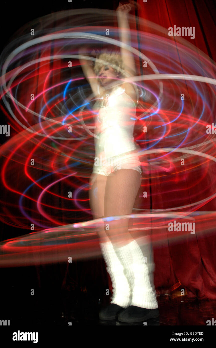 Hula hooping @ Smirnoff elektrische Kabarett-Nacht im Koko, Camden 22.10.07 Stockfoto