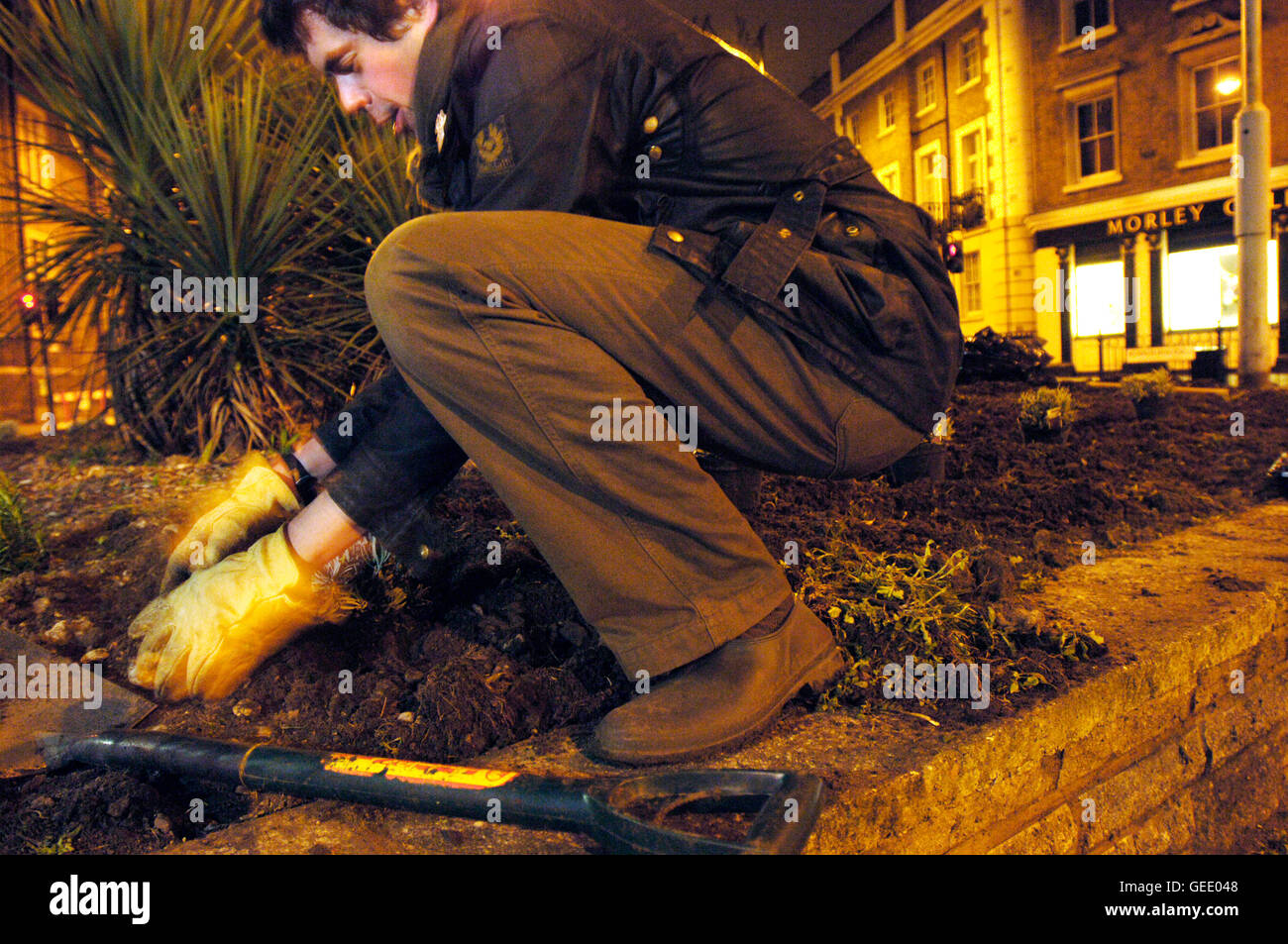 Richard Reynolds, Gründer der Organisation The Guerilla Gardening in Aktion, Southwark, London. 04.04.06 Stockfoto