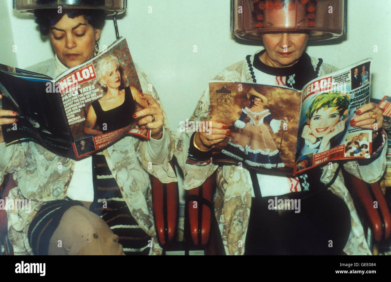 Zwei Frauen beim Friseur immer ihr Haar getan, lesen Zeitschriften, London, Großbritannien, der 1980er Jahre. Stockfoto