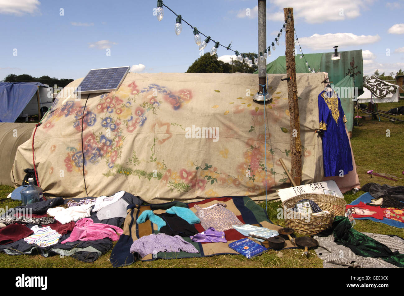Umweltbewusste Festaival Gänger verkaufen ihre waren rund um ihre solar betriebene Zuhause, große grüne sammeln UK August 2005 Stockfoto