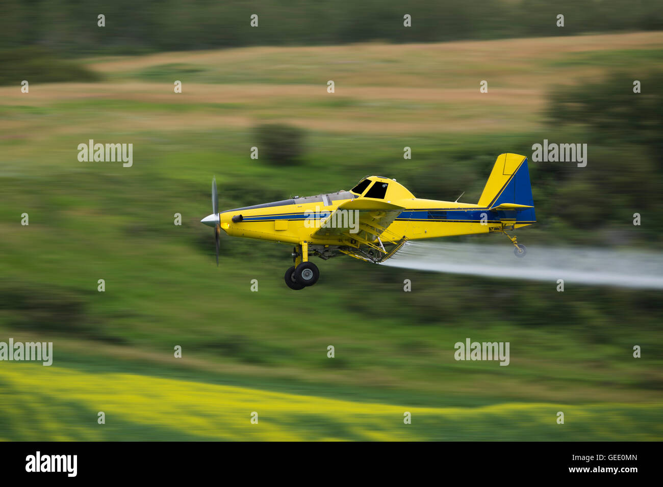 Sprühflugzeug sprühen eine Ernte, aufgenommen mit einer Panning-Technik mit Motion blur. Stockfoto