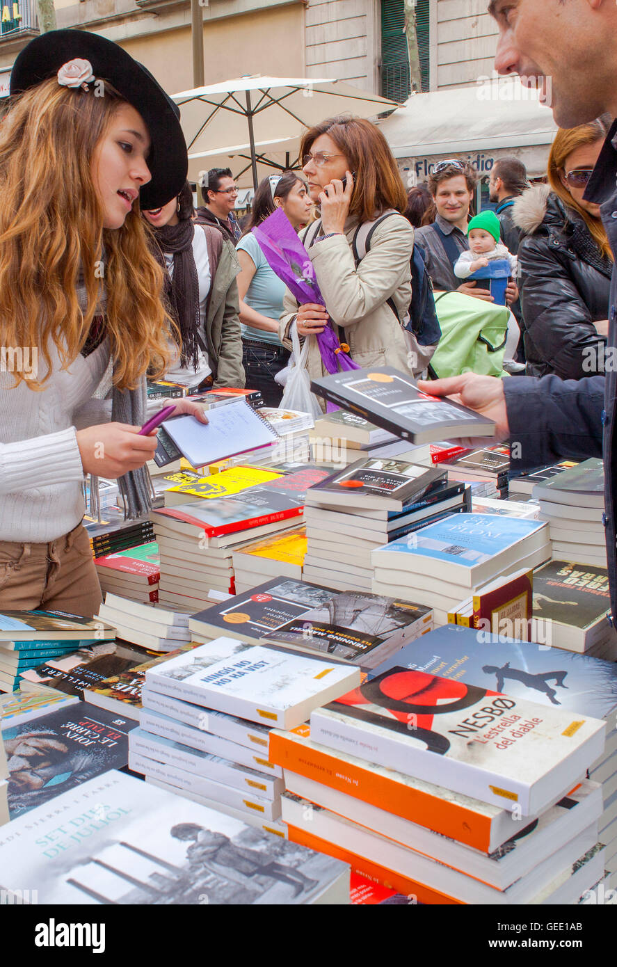 Buch-Stall in der La Rambla, Sant Jordis Tag (23. April), Barcelona, Katalonien, Spanien Stockfoto