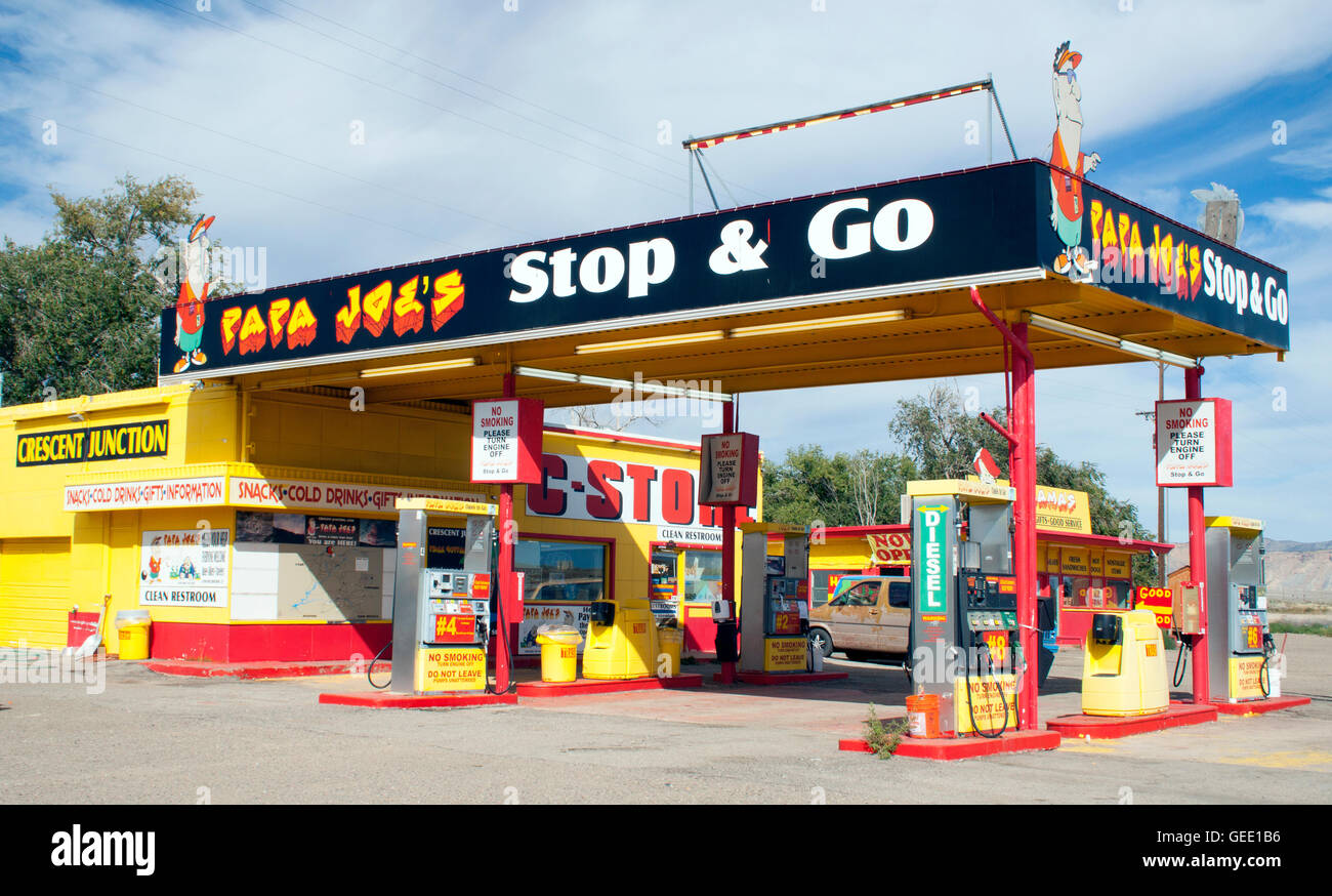 Das schrullige und farbenfrohe Papa Joe’s Rest Stop in Thompson, Utah, begrüßt Reisende mit ausgefallener Kunst, vielseitigen Ausstellungen und Charme am Straßenrand. Stockfoto