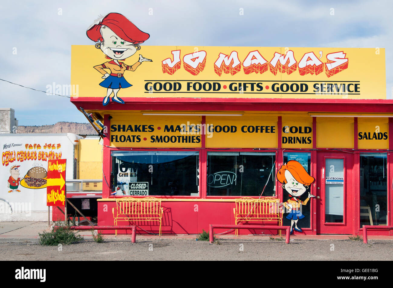 Das schrullige und farbenfrohe Papa Joe’s Rest Stop in Thompson, Utah, begrüßt Reisende mit ausgefallener Kunst, vielseitigen Ausstellungen und Charme am Straßenrand. Stockfoto