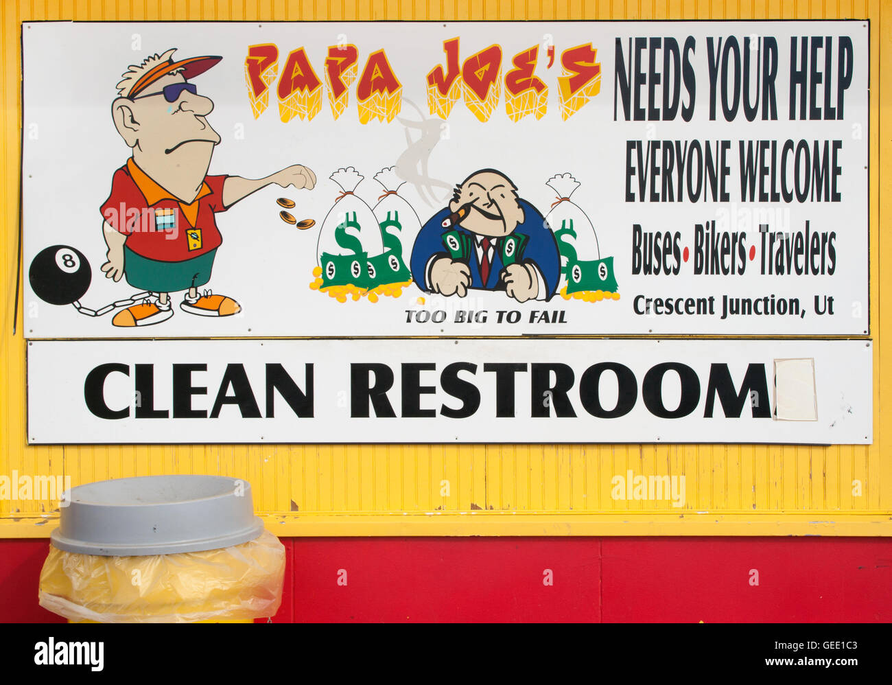 Das schrullige und farbenfrohe Papa Joe’s Rest Stop in Thompson, Utah, begrüßt Reisende mit ausgefallener Kunst, vielseitigen Ausstellungen und Charme am Straßenrand. Stockfoto