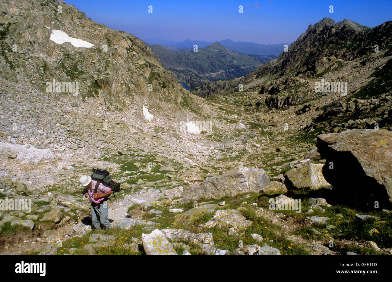 Tripper zu Fuß zum "Port de Ratera´, Colomèrs Cirque, Aran-Tal, Aigüestortes und Estany de Sant Maurici Nationalpark, Pyrenäen, Stockfoto