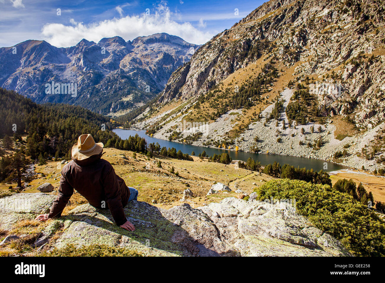 Der Mensch sitzen.'Estany Llong´, Llong-See aus der Nähe von Portarro de Espot, Aigüestortes ich Estany de Sant Maurici nationale Pa Stockfoto