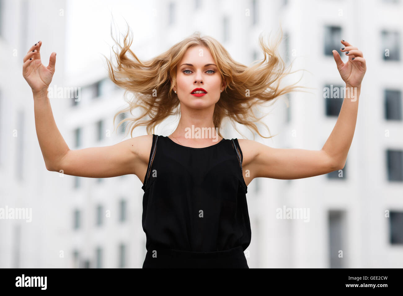 Porträt der jungen Frau in Bewegung, gestikulieren mit fliegenden Haare Stockfoto
