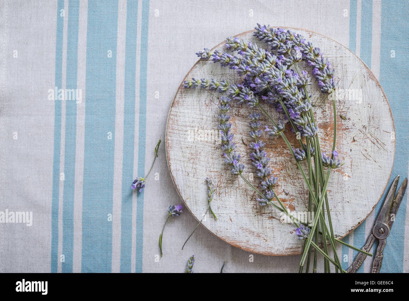 frischem Lavendel auf Holztisch Stockfoto