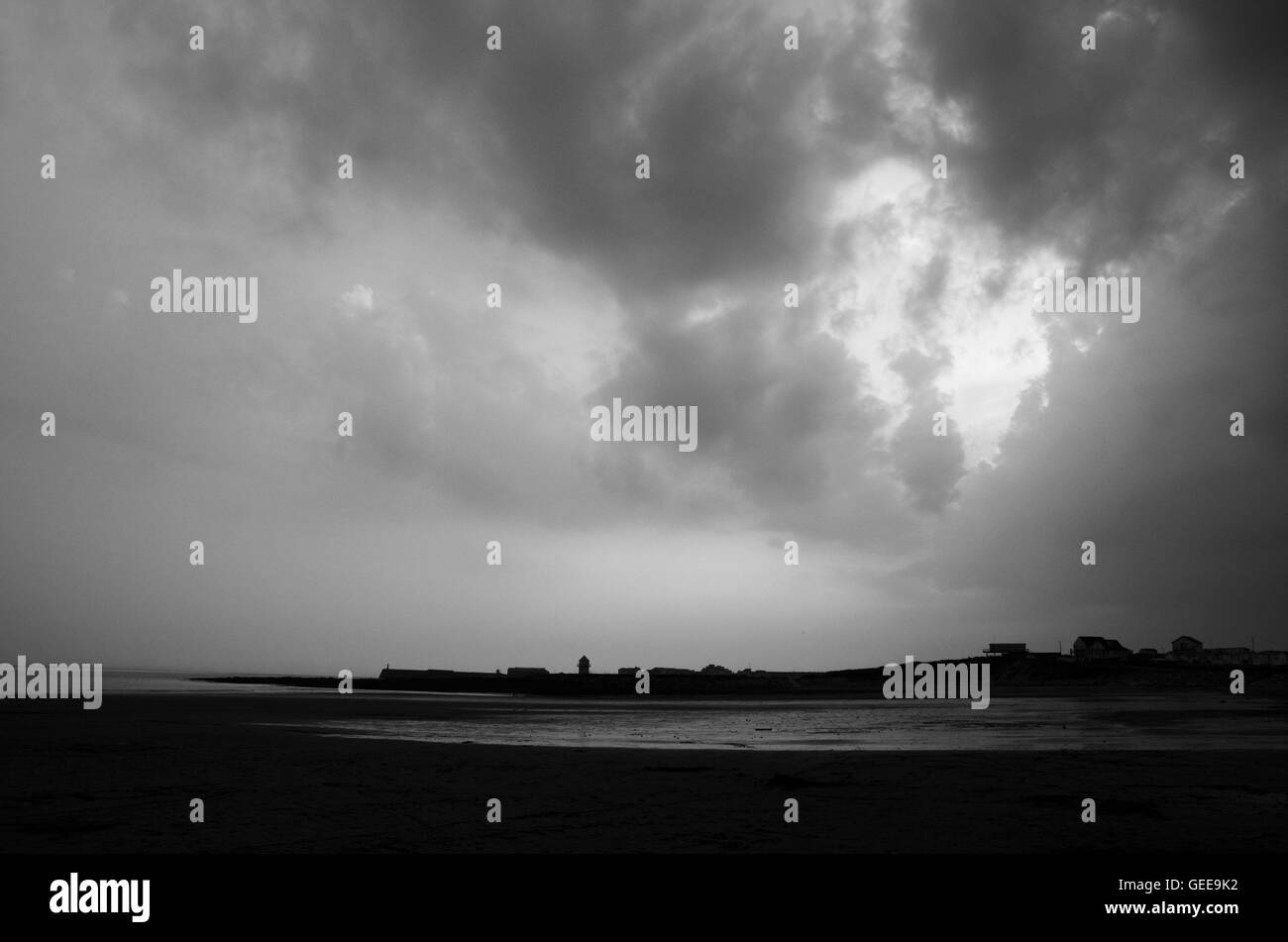 Querformat des monochromen Bildes zeigt Bruch in den Wolken Trecco Bay Stockfoto