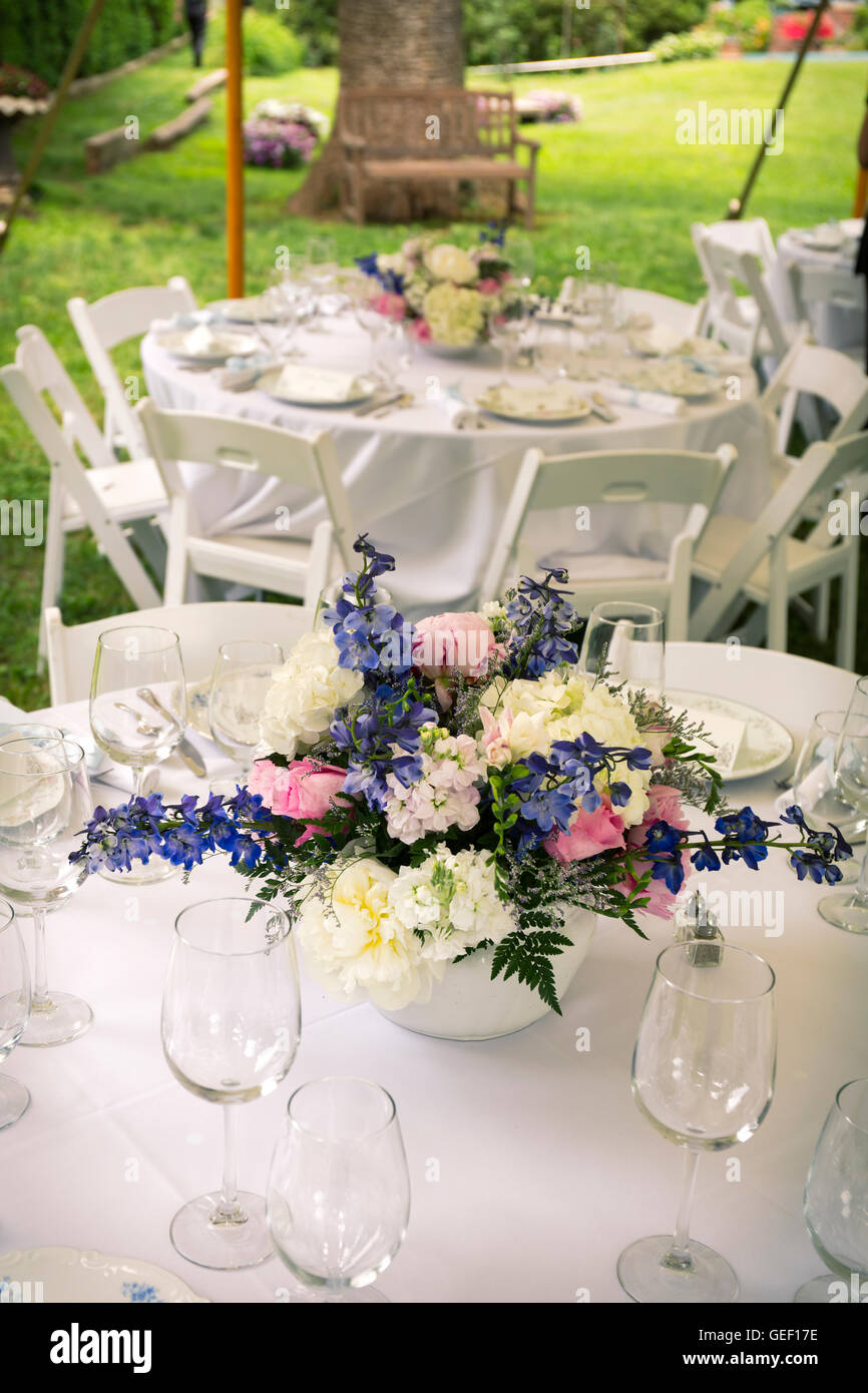 Blumenschmuck auf den Tischen mit Brille weiße Tischdecke. Stockfoto