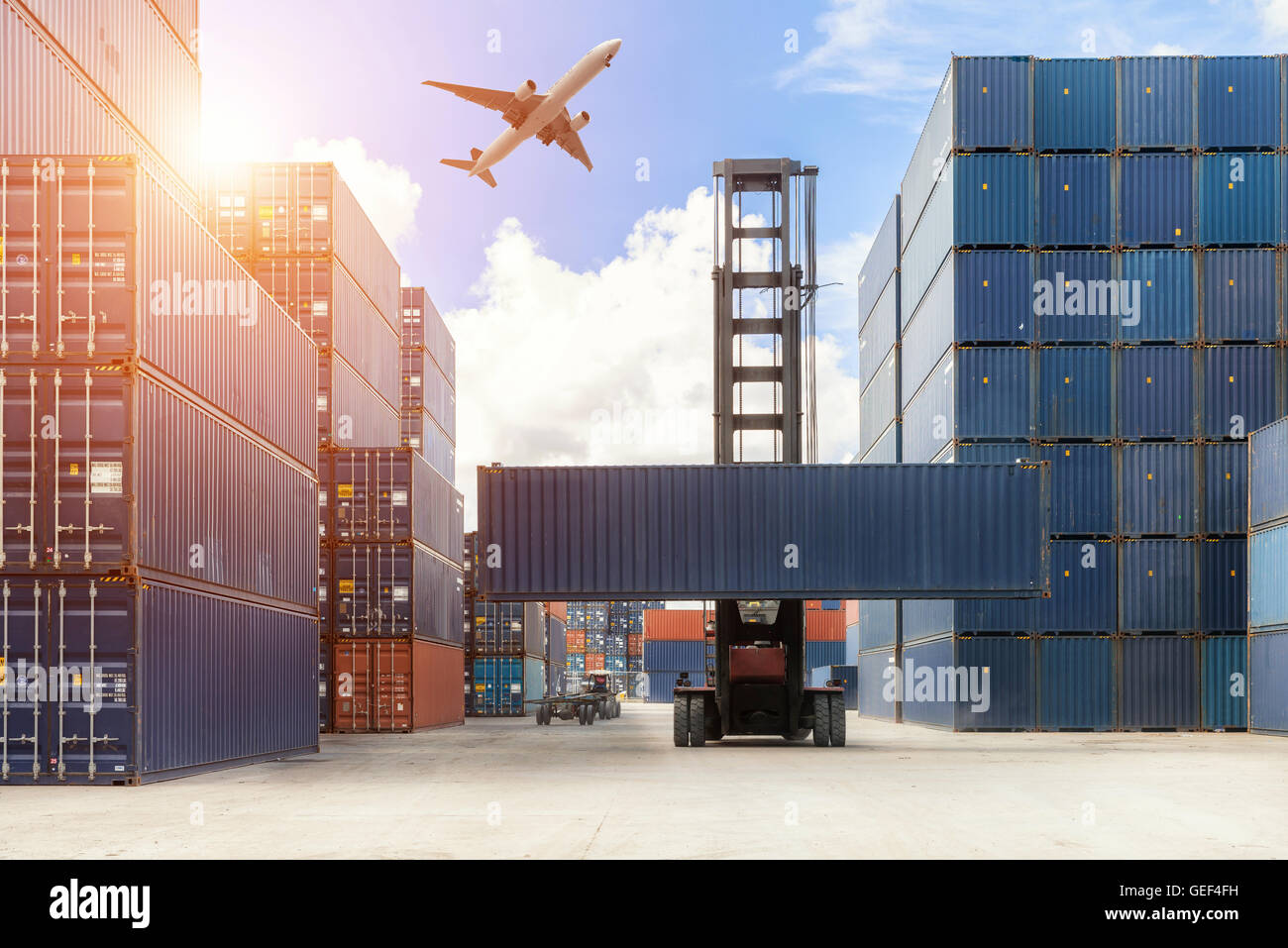 Kran-Lifter Umgang mit Containerbeladung Kasten mit LKW für Export, Import, Logistik-Hintergrund. Stockfoto