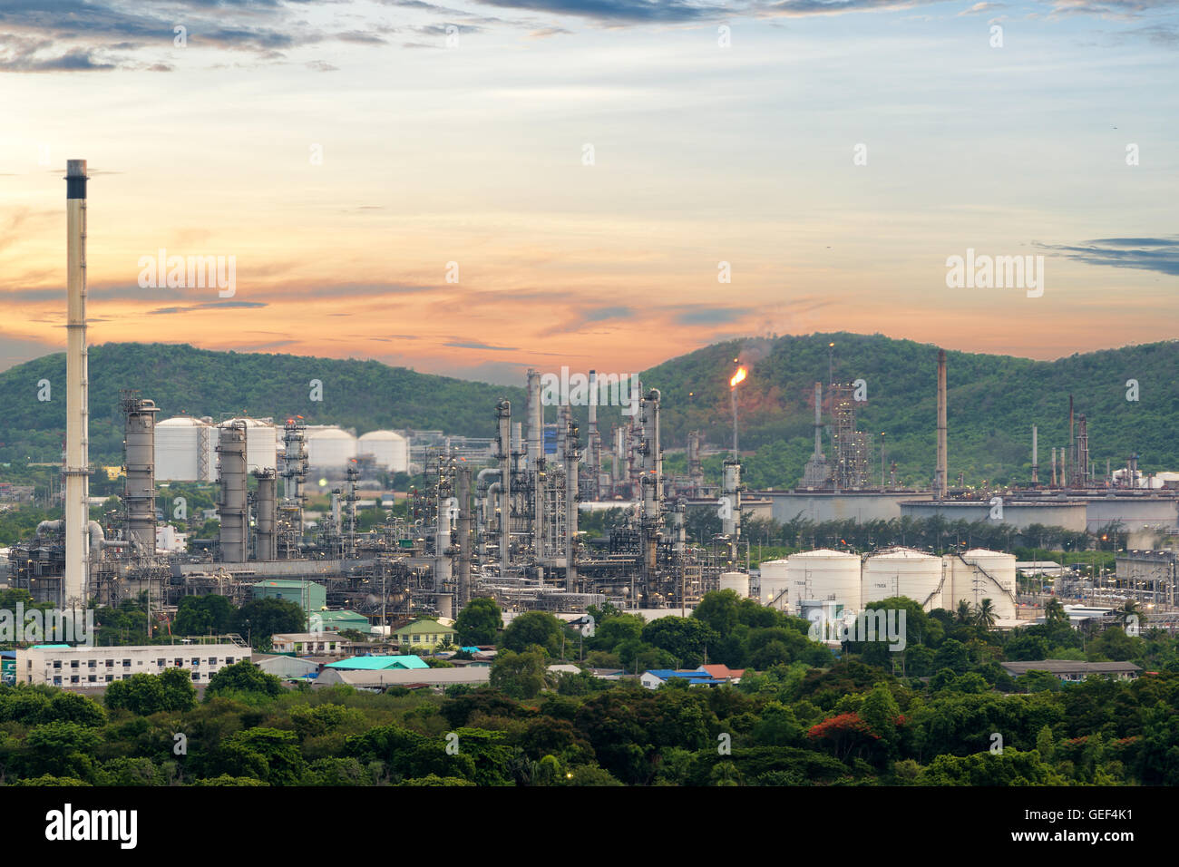 Öl-Raffinerie-Industrie oder petrochemischen Raffinerieindustrie in Industrie-Immobilien in der Nacht Stockfoto