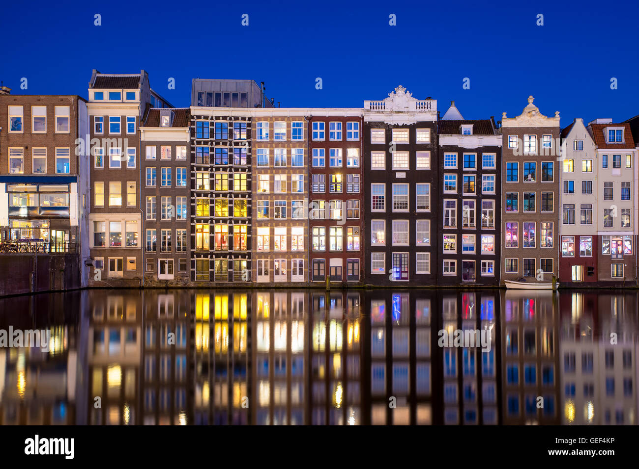Herrliche Aussicht auf Niederlande Tradition beherbergt in der Nacht in Amsterdam, Niederlande. Stockfoto