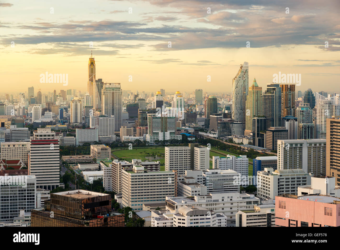 Bangkok-Ansicht im Geschäftsviertel mit Wolkenkratzer in Bangkok, Thailand. Stockfoto