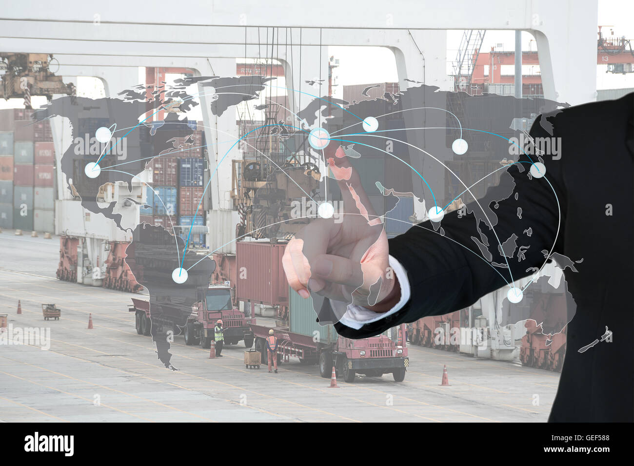 Geschäftsmann, arbeiten mit virtuellen Karte globaler Partner Schnittstellenverbindung der Exportlogistik mit Container-Hafen Stockfoto