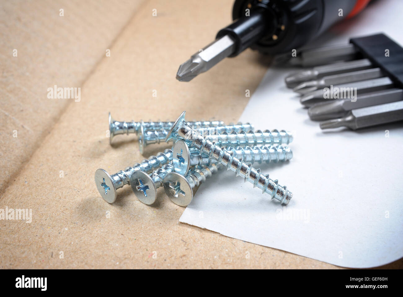 Haufen Schrauben und Schraubendreher Stockfoto
