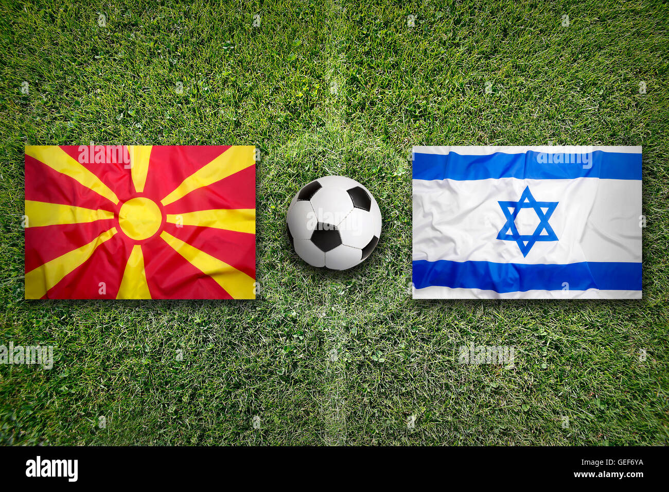 Mazedonien vs. Israel-Fahnen auf grüne Fußballplatz Stockfoto