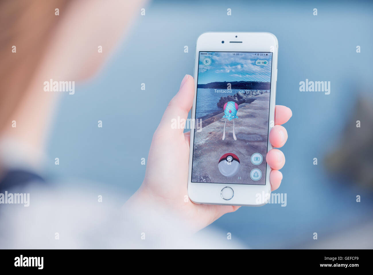 Varna, Bulgarien - 19. Juli 2016: Nintendo Pokemon gehen augmented Reality Game, das mobile Anwendung mit Tentacool Pokemon fangen Stockfoto