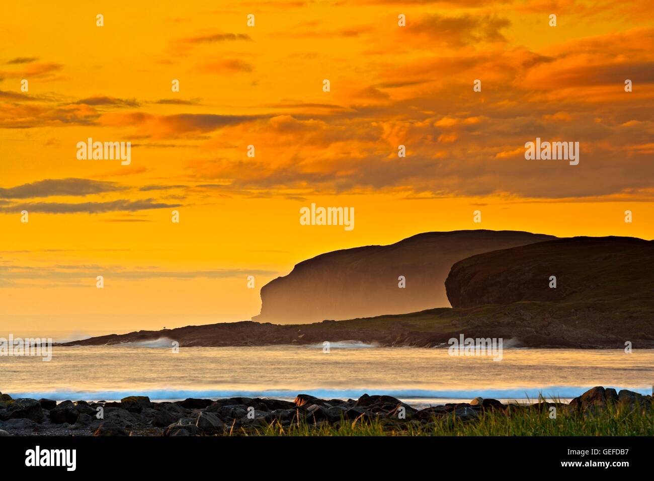 Geographie / Reisen, Kanada, Neufundland, l ' Anse Aux Meadows, Inseln mit Nebel Rollling in bei Sonnenuntergang am Atlantischen Ozean gesehen von der Stadt von L'Anse Aux Wiesen, Northern Peninsula, Great Northern Peninsula, Viking Trail, Trails, die Wikinger, Newfoun Stockfoto