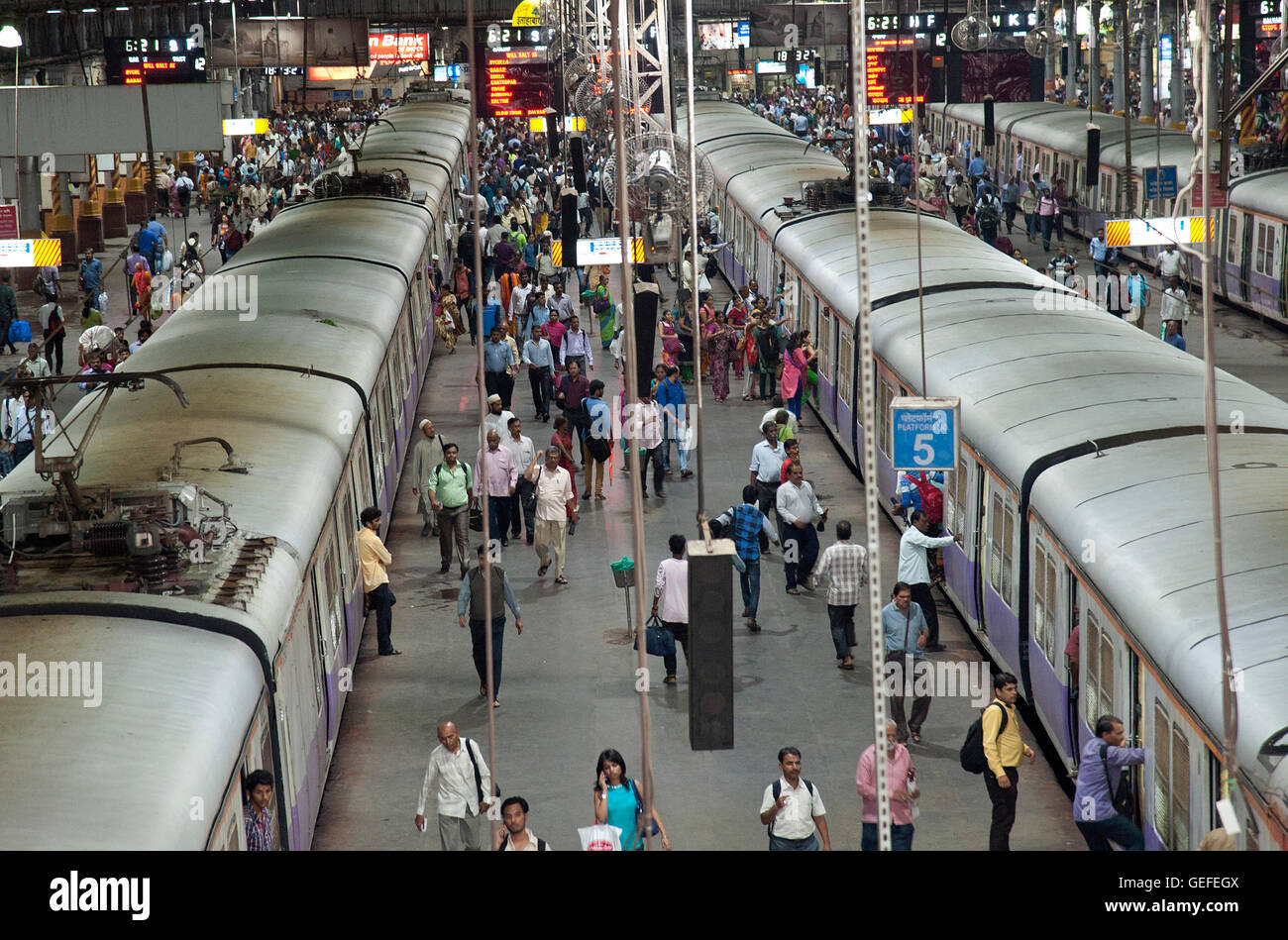 Das Bild der Lokalbahn und Pendler am CST Bahnhofsgebäude oder VT-Station, Mumbai Indien Stockfoto