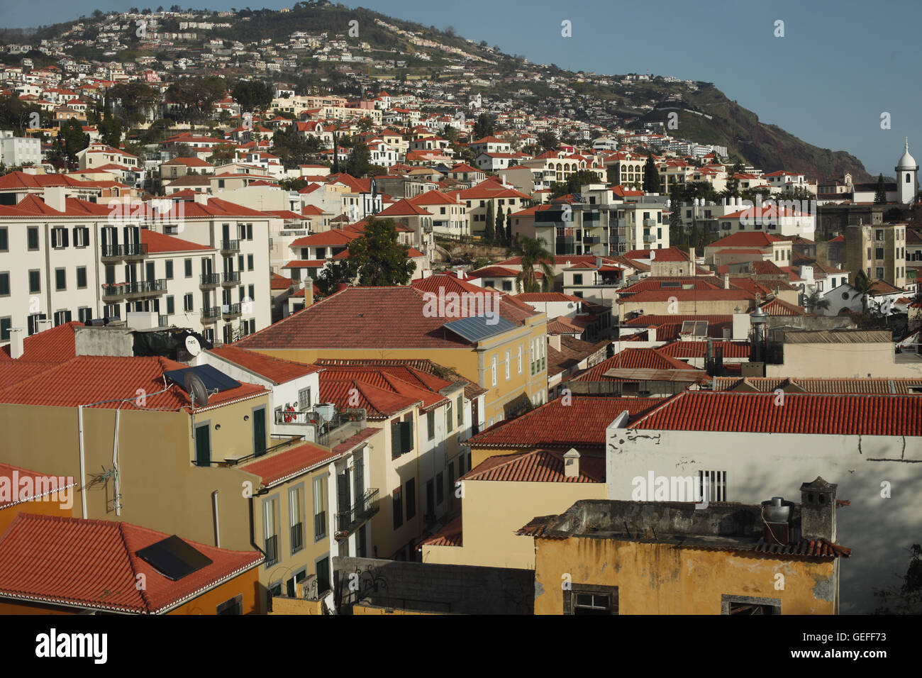 O Teleférico Funchal oder tun Monte.  Fabelhafte Aussicht von der Seilbahn entfernt, erhebt sich des Bergs von der Stadt Funchal, Madeira Stockfoto