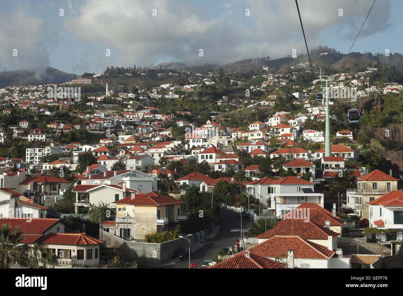 O Teleférico Funchal oder tun Monte.  Fabelhafte Aussicht von der Seilbahn entfernt, erhebt sich des Bergs von der Stadt Funchal, Madeira Stockfoto