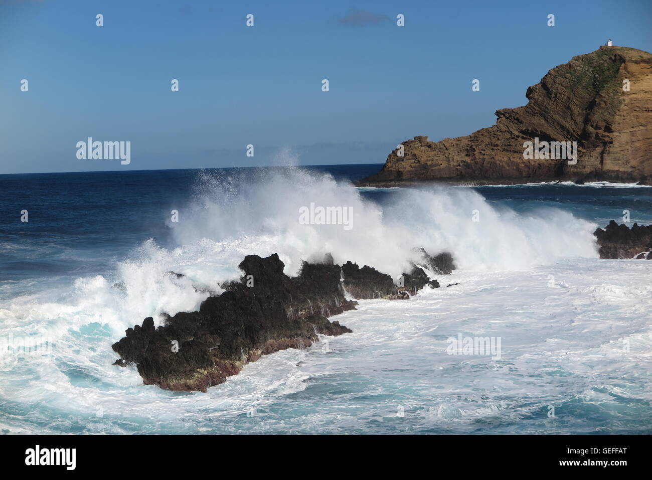 Den Atlantik gegen vulkanischen Felsen in Porto Moniz auf der nordwestlichen Ecke der Insel Madeira Stockfoto