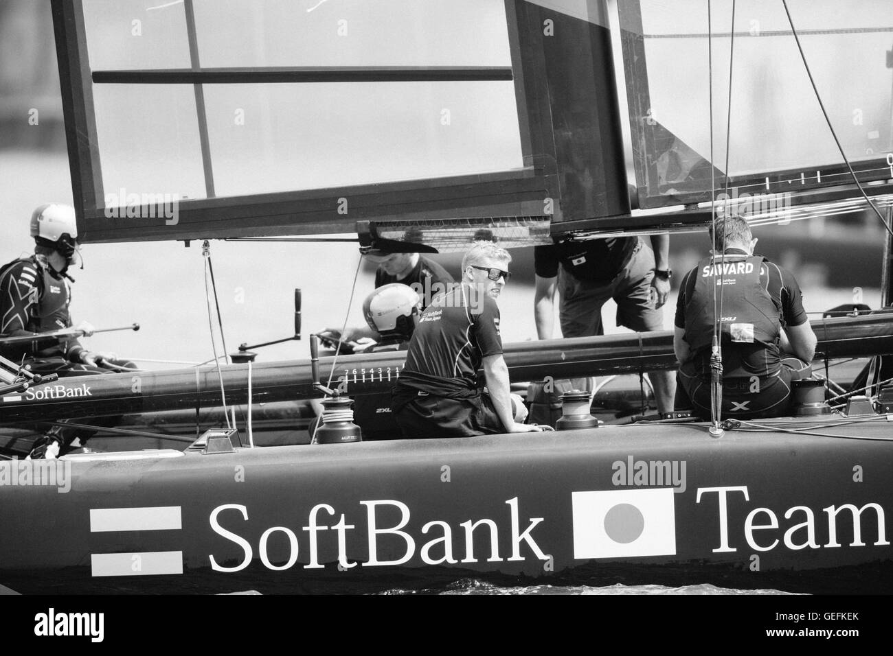 PORTSMOUTH, UK:, 22. Juli 2016 SoftBank Team am 1. Tag des Rennsports während der America Cup World Series in Portsmouth. Stockfoto