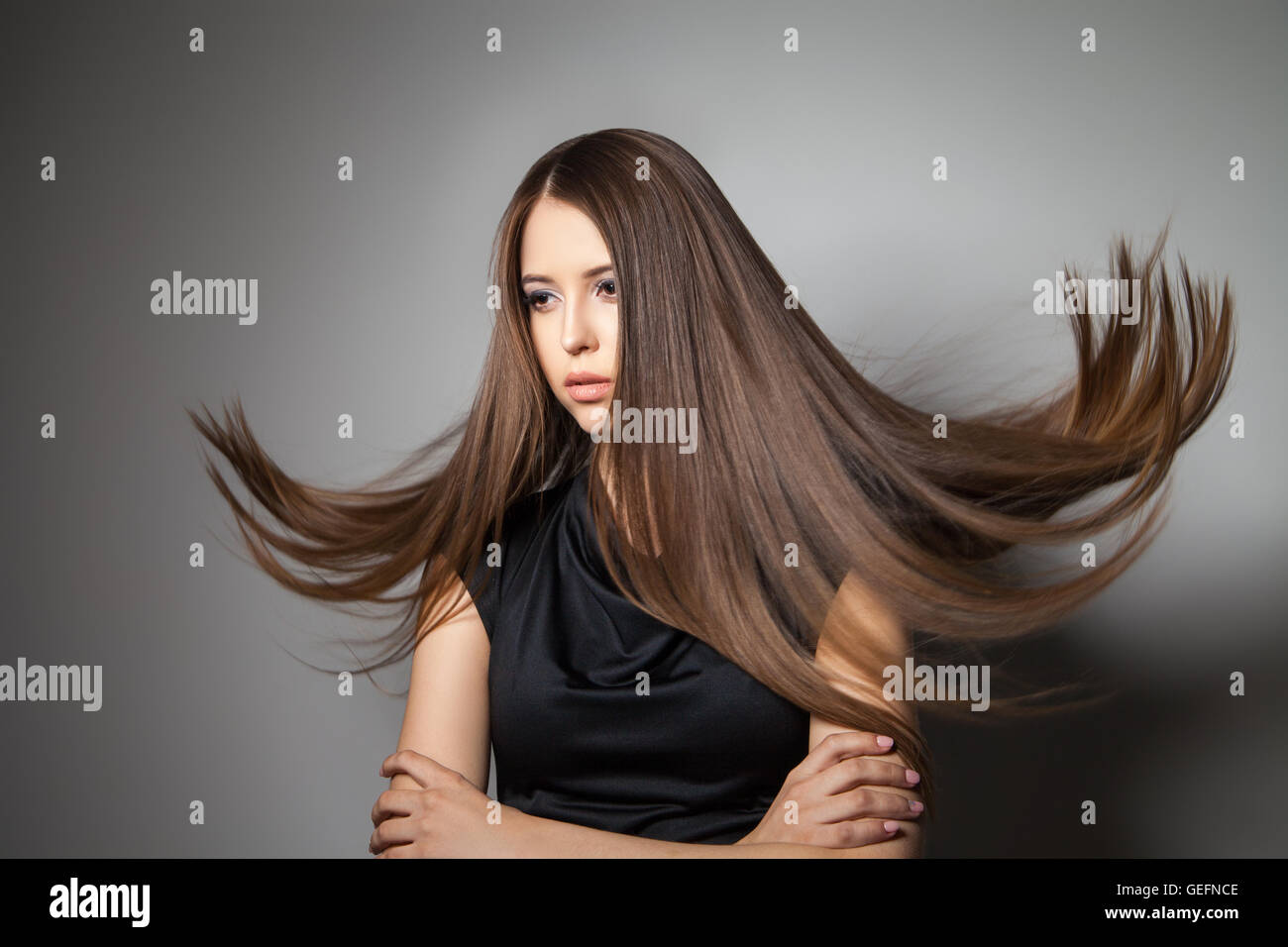 Schönes Modell mit glatten fliegenden Haare Stockfoto