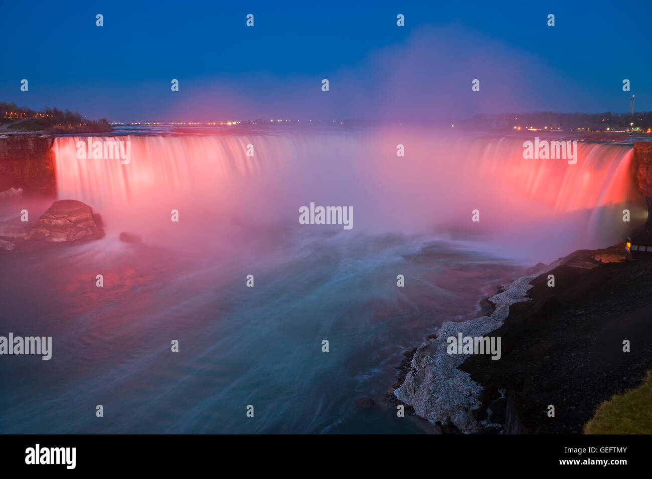 Geographie, Reisen, Kanada, Ontario, Niagarafälle, Horseshoe Falls auf Niagara Fluß Dämmerung während der nächtlichen Beleuchtung fällt Stockfoto