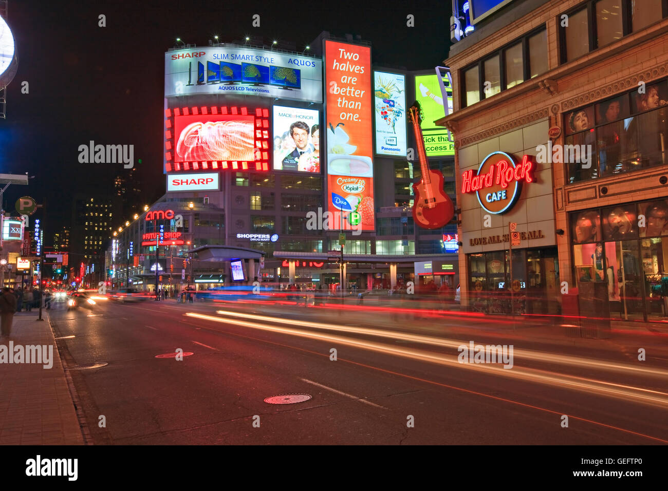 Geographie, Reisen, Kanada, Ontario, Toronto, Yonge Street (Yonge Dunas Quadrat) in der Nacht in der Innenstadt von Toronto, Ontario, Stockfoto