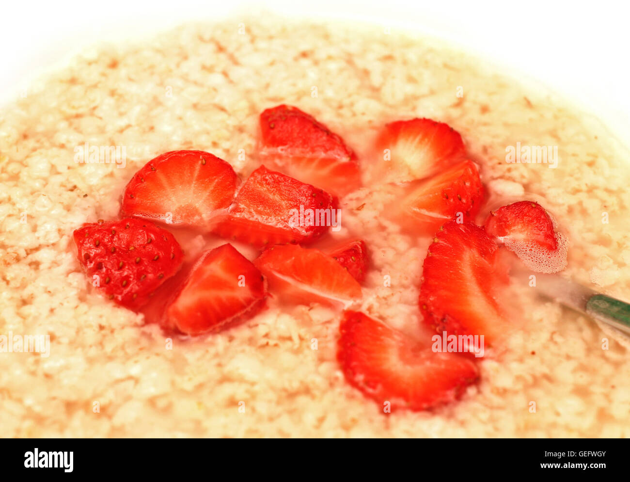 Frischen Brei mit roten Erdbeeren in weißer Teller Stockfoto