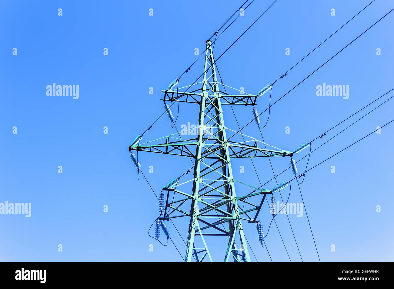 Hohen Turm Stromleitung auf blauen Himmelshintergrund Stockfoto