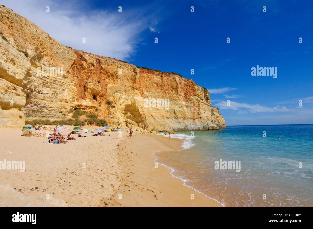 Baden, Benagil, Klippe, Meer, Strand, Touristen, Algarve Stockfoto