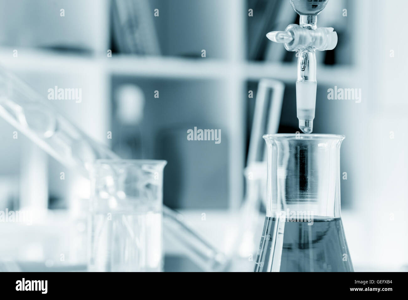 Pipette und chemischen Glas im Labor blaue Farbe Stockfoto