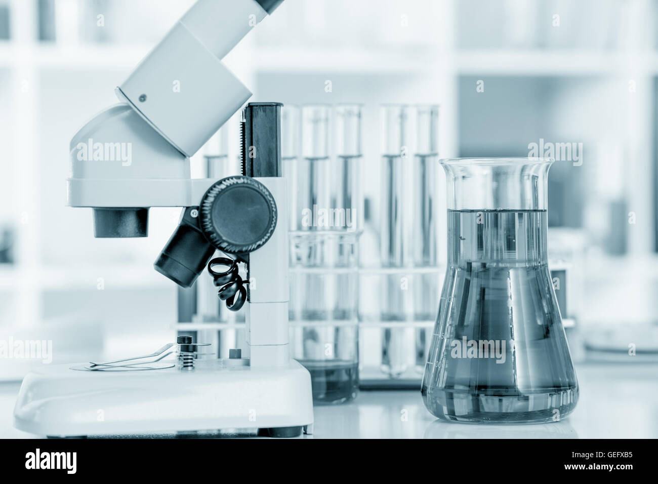 Pipette und chemischen Glas im Labor blaue Farbe Stockfoto