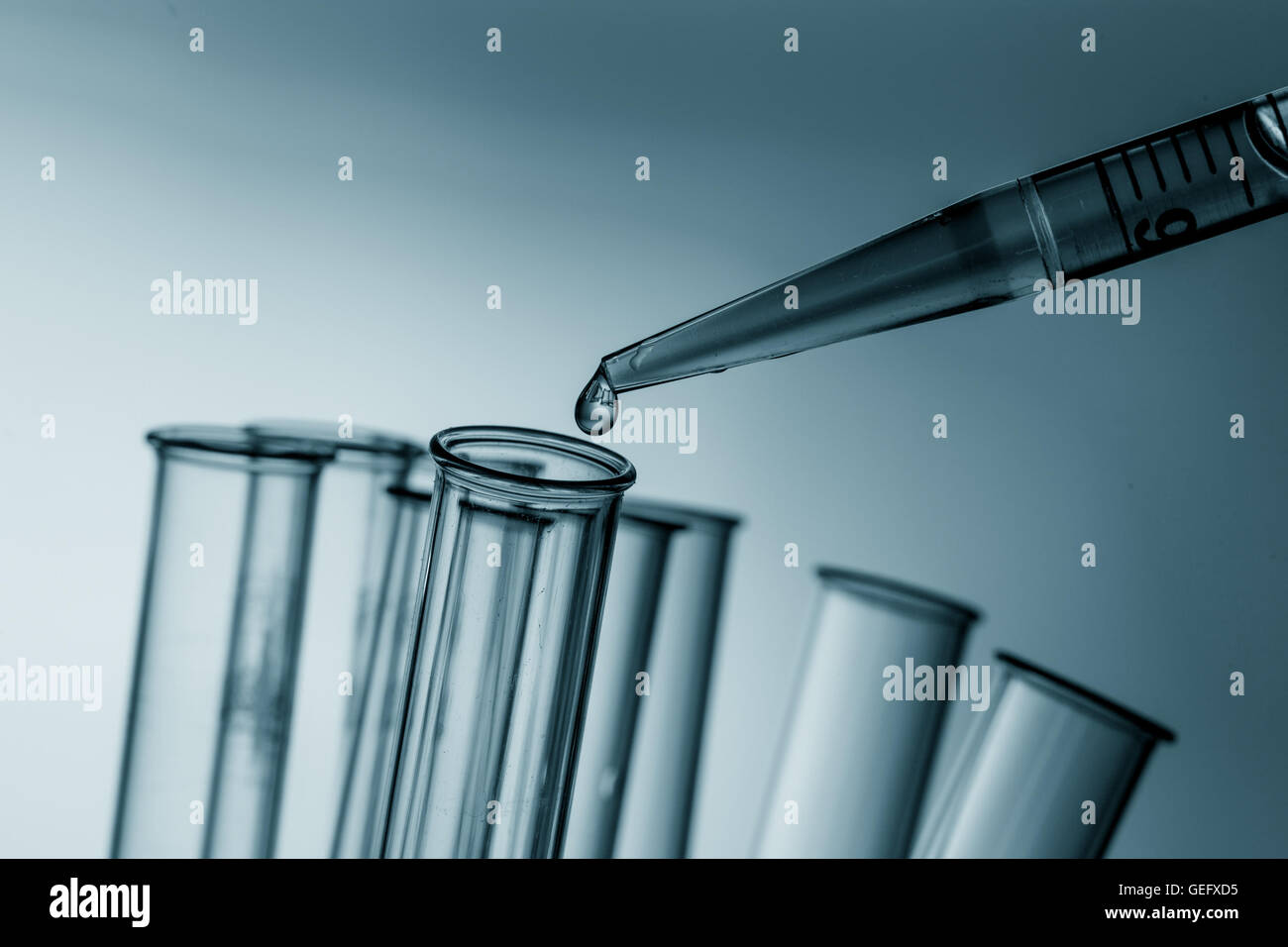 Pipette und chemischen Glas im Labor blaue Farbe Stockfoto