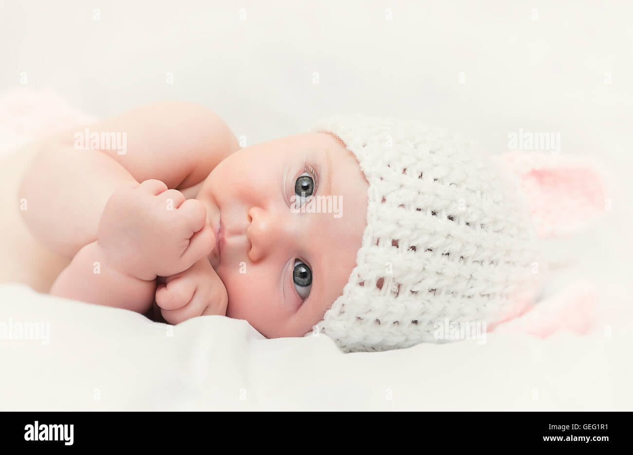Porträt von Femail Neugeborenen mit Hase Wollmütze Stockfoto