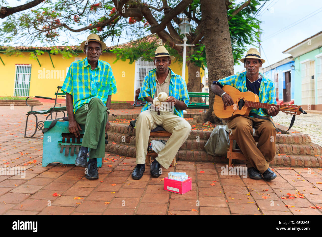 Kubanische Band der Straßenmusiker spielen auf einem öffentlichen Platz in Trinidad, Kuba Stockfoto