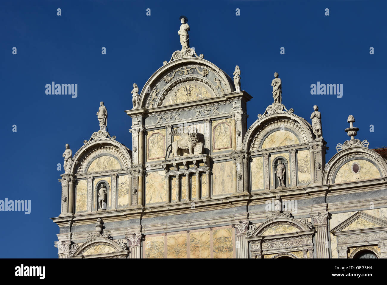 Scuola Grande di San Marco schöne Renaissance-Denkmal in Venedig mit Statuen und mehrfarbigem Marmor erbaute 16. Jahrhun Stockfoto