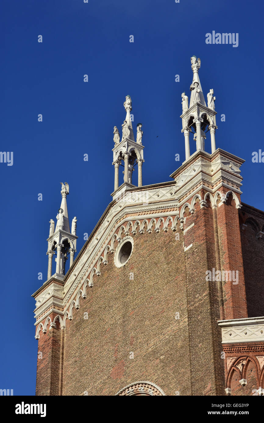 Drei gotischen Zinnen mit Heiligen an der Spitze der Ss John und Paul mittelalterliche Basilika in Venedig Stockfoto