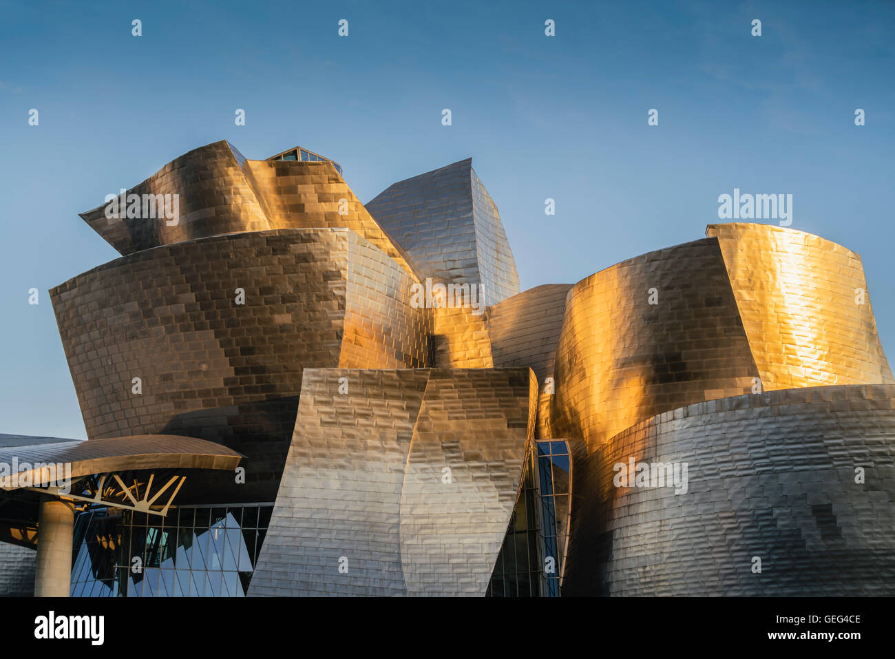 Guggenheim Museum Bilbao, Detail der Titan Fassade bei Sonnenuntergang, Museum für moderne und zeitgenössische Kunst, Architekt Frank Gehry, Bil Stockfoto