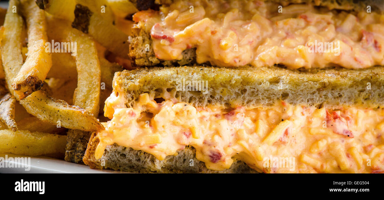 Piment-Käse-Sandwich mit Pommes Frites. Vergoldete südliche Klassiker! Stockfoto