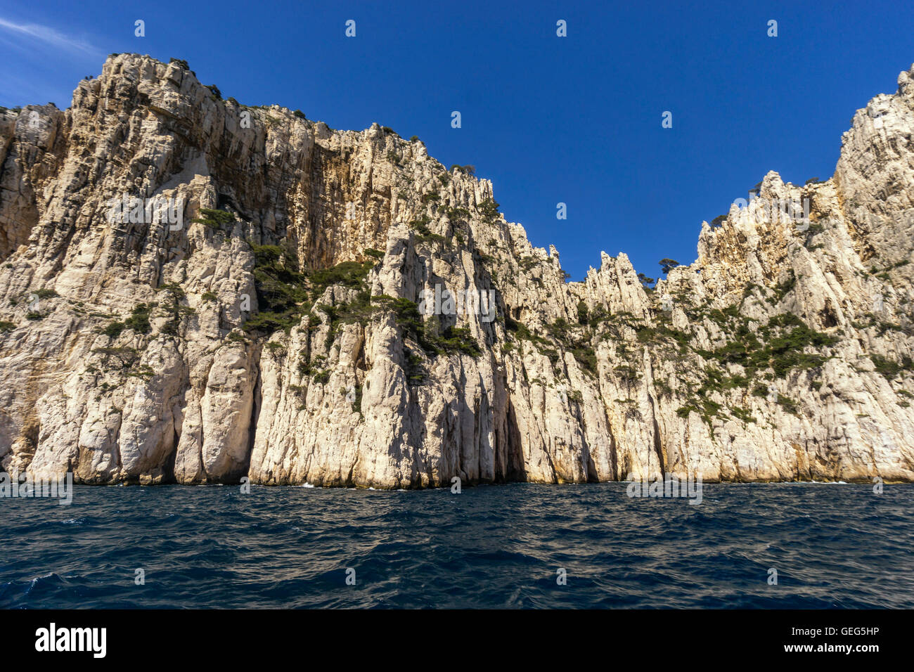 Kalkfelsen, La Calanque de l'Oule, Massif des Calanques, Bouches-du-Rhône Abteilung, Côte d ' Azur, Südfrankreich Stockfoto