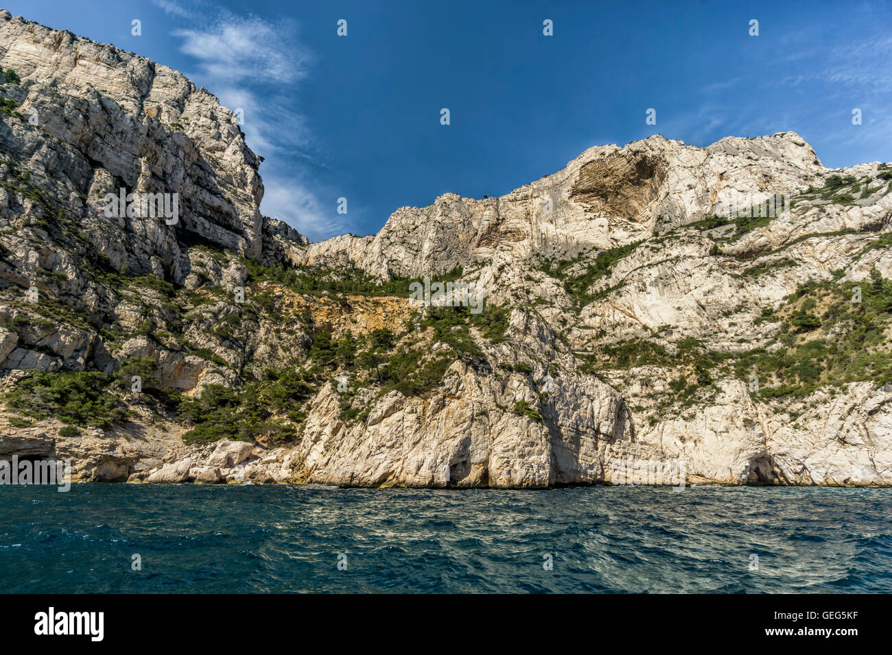 Kalkfelsen, La Calanque de l'Oule, Massif des Calanques, Bouches-du-Rhône Abteilung, Côte d ' Azur, Südfrankreich Stockfoto