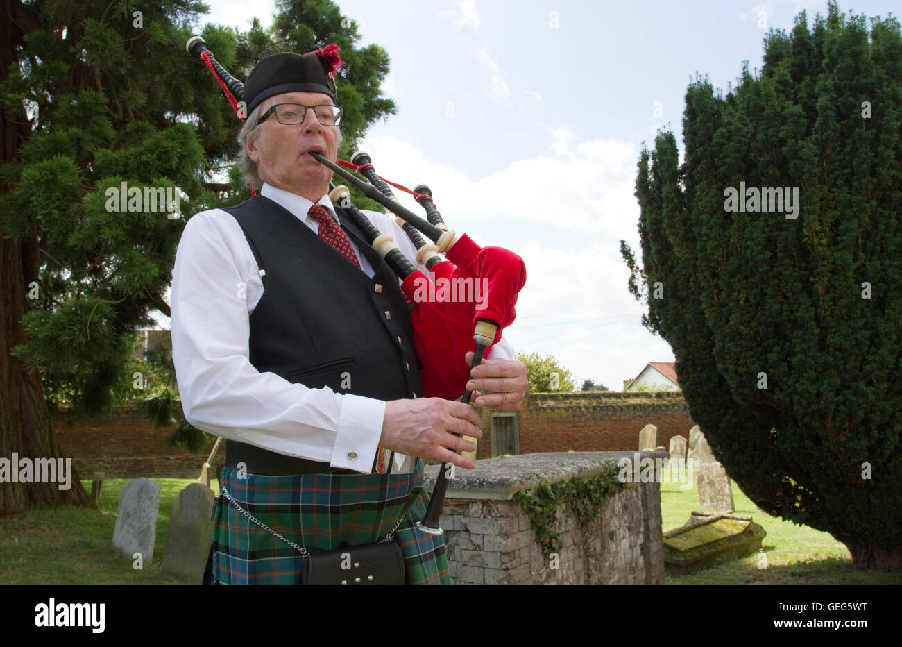 Eine Schottische Piper In Traditioneller Kleidung In Einem Englischen Kirchhof Fur Eine Hochzeit Stockfotografie Alamy