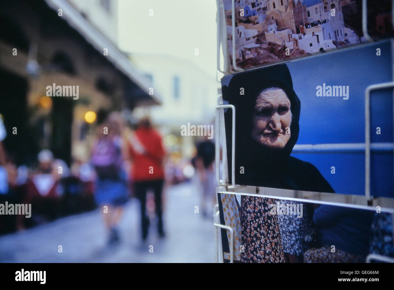 Postkarte-Rack im Stadtteil Plaka in Athen. Griechenland. Europa Stockfoto